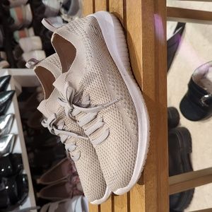 Skechers sneakers size 8. Memory foam insert. Air cooled.